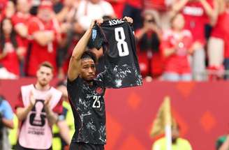 Ismael Kone #8 of Canada acena para o público ao deixar o camp após sofrer fratura na perna esquerda durante a partida –