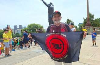 Torcida brasileira faz fila para tirar foto aos pés da estátua de Rocky Balboa –
