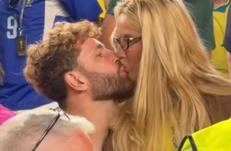 Beijo foi flagrado após vitória do Brasil contra o Haiti, nesta sexta-feira, 19