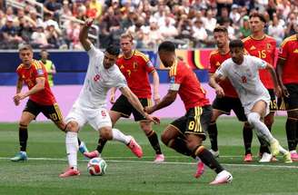 Raskin (Bélgica) e Ghoddos (Irã) lutam pela bola. Foto :Dean Mouhtaropoulos /Getty Images)