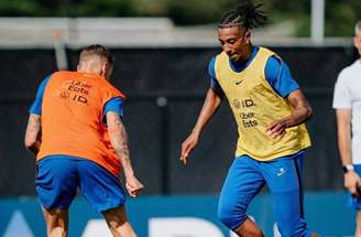 Olise gosta de combinar a chuteira com o uniforme –