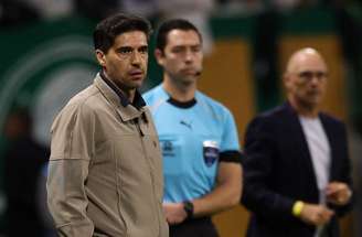 Vitor Roque e Paulinho, ambos do Palmeiras, durante treinamento, na Academia de Futebol –
