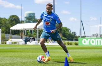 Neymar bate o pênalti de seu segundo contra a Croácia, em 2014 –