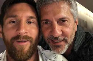 Messi entre sua mãe, Celia Cuccittini, e seu pai, Jorge Horacio –