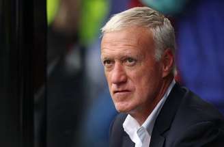 Deschamps fala com os jogadores franceses durante a pausa para hidratação no primeiro tempo.