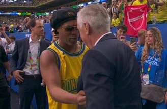 Ronaldinho cumprimenta Ancelotti antes de Brasil x Escócia –