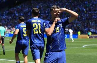 Jogadores de Bósnia e Catar disputam jogada pelo alto –