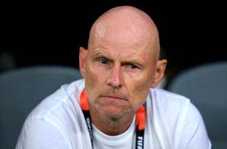 Ståle Solbakken invade a arquibancada para comemorar a vitória com um beijo na esposa Anniken Solbakken –