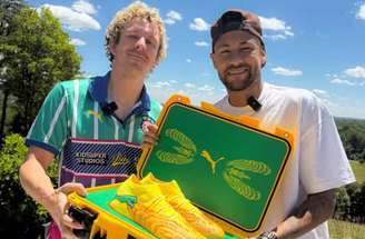 Neymar com sua nova chuteira para o Mundial –