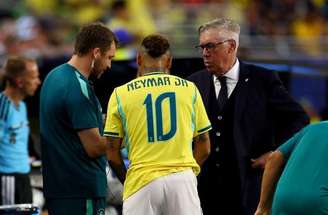 Neymar parte para o ataque com a bola dominada –