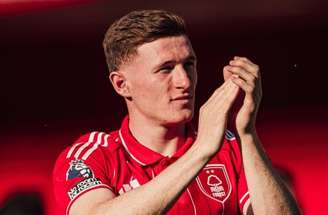 Erling Haaland em disputa de bola com Elliot Anderson na Premier League –