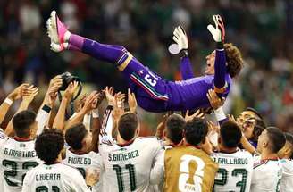 Ochoa comemorou o terceiro gol mexicano dentro de campo –