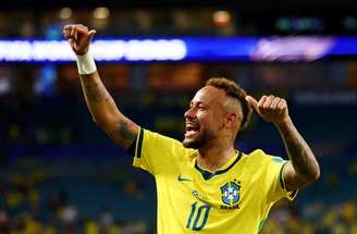 Neymar voltou a defender a Seleção Brasileira –