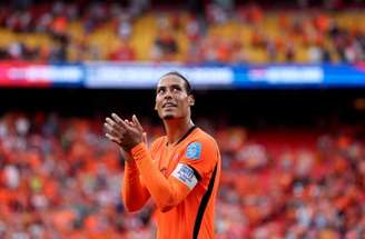 Van Dijk em ação com a camisa da Holanda diante da Tunísia –
