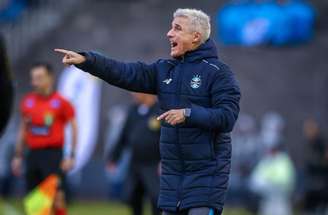 Carlos Vinicius (à direita) marcou os dois gols do amistoso –