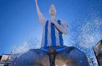 Estátua em homenagem a Messi vira meme na Argentina: "Quem projetou isso?"