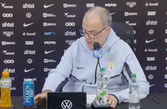 Valverde tapou a boca com a camisa ao ser substituído no segundo tempo: retrato do Uruguai em crise – Reprodução de TV