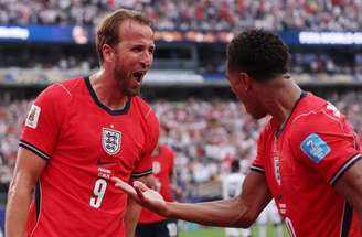 Harry Kane em disputa de bola com jogador panamenho na Copa do Mundo –