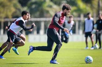 Jogadores participaram de um treino com o auxílio de um elástico –