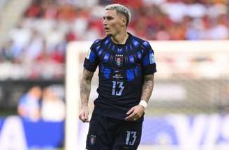De la Cruz em disputa de bola com Rodri, da Espanha –
