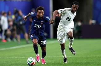 Willy Semedo dispara rumo ao ataque para Cabo Verde, O saudita Nasser Al-Salem, tenta fazer a marcação.