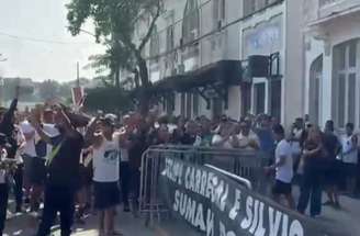 Torcida tomou conta da entrada principal de São Januário e pediu a saída de alguns dirigentes –