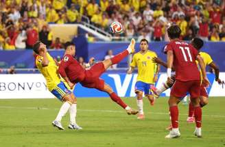  O colombiano Jhon Arias (à esquerda) luta pela bola com o português João Felix.