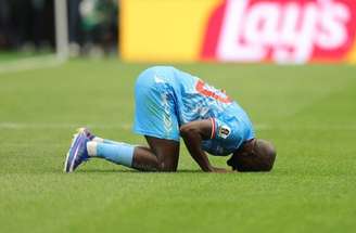 Wissa sobe para marcar o gol de Congo sobre Portugal –