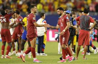 Portugueses fazem a corrente antes do empate com a Colômbia.