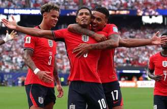 Bellingham (à direita) rasgou elogios ao capitão Harry Kane –
