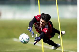 Rossi, titular do Flamengo, treinando em Portugal –