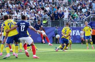 Mbappé comemora seu primeiro gol no jogo homenageando o técnico Didier Deschamps, que perdeu a mãe há uma semana –