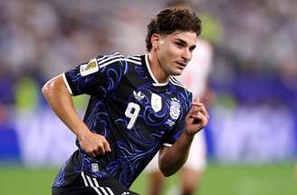 Julian Álvarez em ação com a camisa da Argentina na Copa –