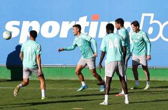 Jogadores treinaram nesta terça-feira em dois períodos na Academia de Futebol –