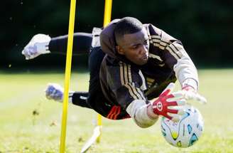 Andrew em treino do Flamengo em Portugal; goleiro pode ganhar minutos –