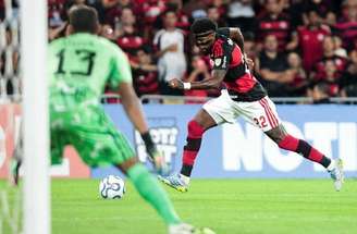 Emerson Royal já tem 40 partidas desde que chegou ao Flamengo –