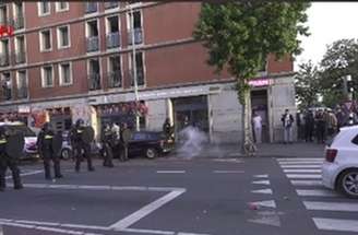 Reprodução de vídeo - Legenda: Polícia usou bombas de efeito moral para dispersar a multidão na cidade de Haia, na Holanda