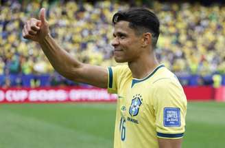 Douglas Santos dribla desconfiança e ganha respaldo de Ancelotti e da torcida, na Seleção –