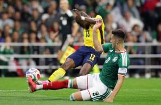 Enner Valencia corre para comemorar seu gol contra Honduras, na Copa de 2014 –
