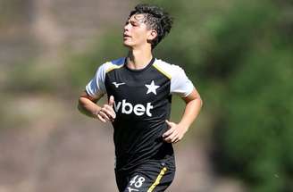 Volante Arthur Novaes em treino com profissionais –