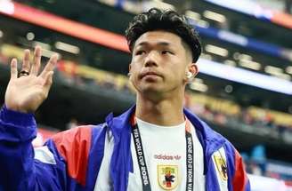 Matheus Cunha retruca provocações mostrando cinco dedos na direção do banco japonês, em alusão ao pentacampeonato mundial do Brasil-