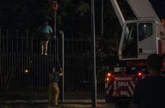 Equipes de emergência utilizam um guindaste para retirar a torcedora da estrutura metálica –
