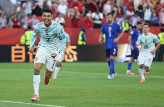 Goncalo Ramos abraça Cristiano Ronaldo após gol da classificação – Dan Mullan/Getty Images