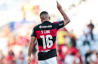 Com um gol e uma assistência, Samuel Lino brilha em empate do Flamengo –