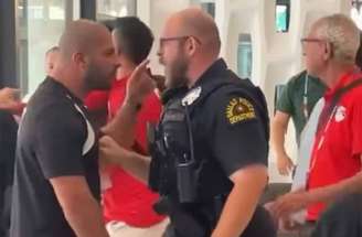 Policial americano reprimiu membros da comissão técnica do Egito na chegada ao hotel em Dallas – Reprodução de Vídeo