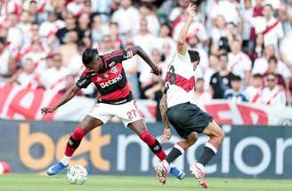 Bruno Henrique sai para o abraço após balançar as redes do River Plate –