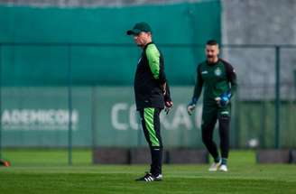 Fernando Seabra deve seguir no Coritiba –
