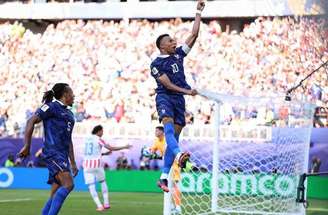 França sofreu com a retranca paraguaia durante todo o primeiro tempo e não conseguiu abrir o placar –