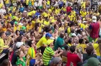 Torcida do Movimento Verde Amarelo fazendo o créu, nos Estados Unidos –