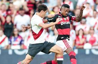 Bruno Henrique celebra gol diante do River Plate em amistoso –